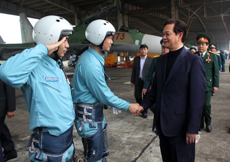 Thủ tướng Nguyễn Tấn Dũng trò chuyện cùng các phi công lái máy bay SU-30